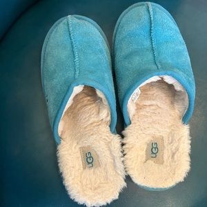 Ugg Girls Slippers Size 4